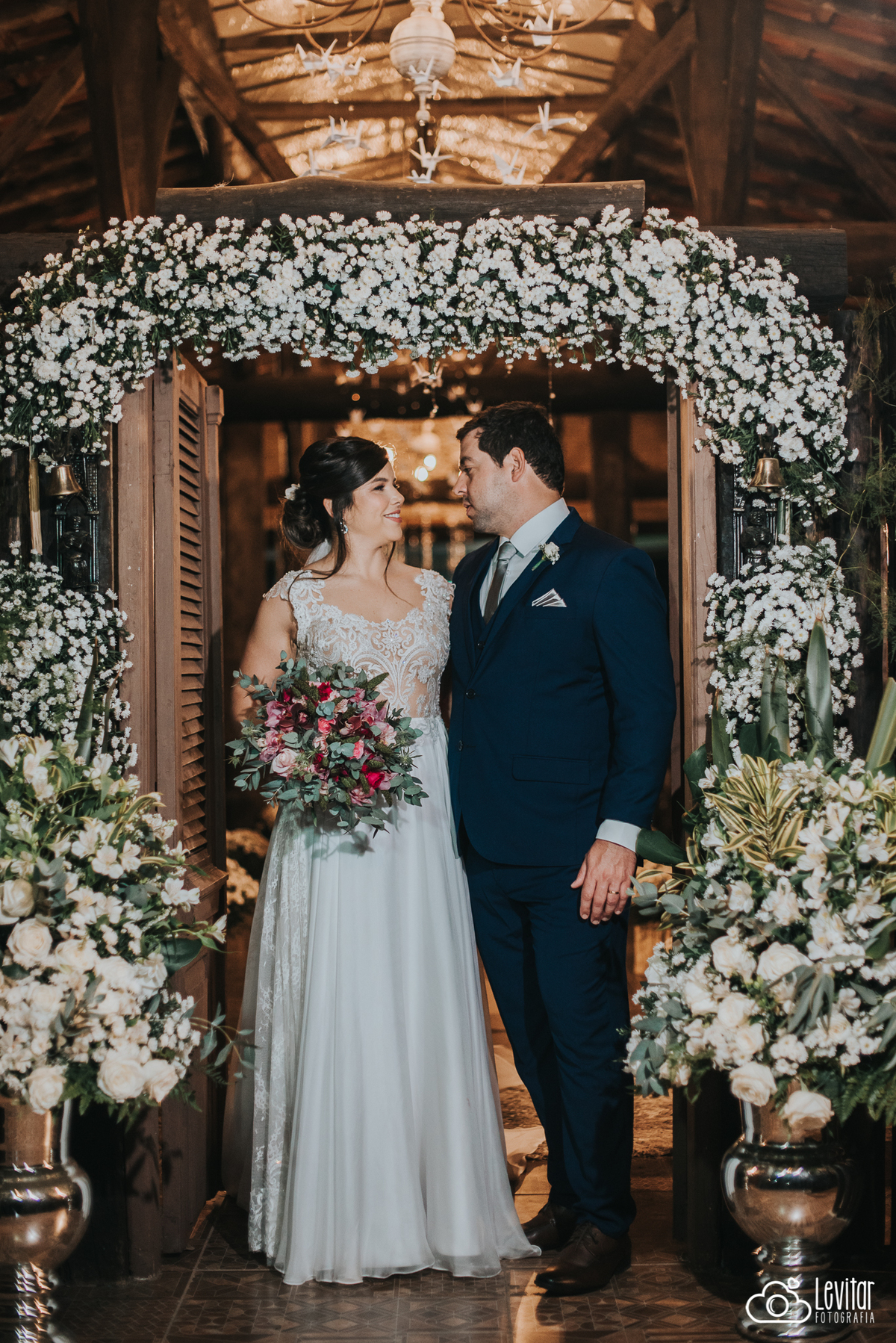 noiva e noivo em ensaio no Casamento no Recanto Vip