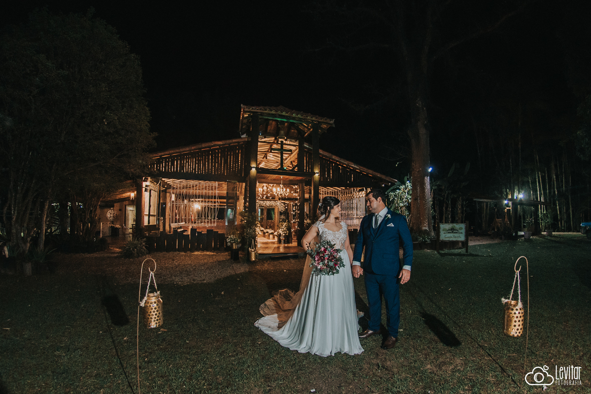 em frente a capela Casamento no Recanto Vip