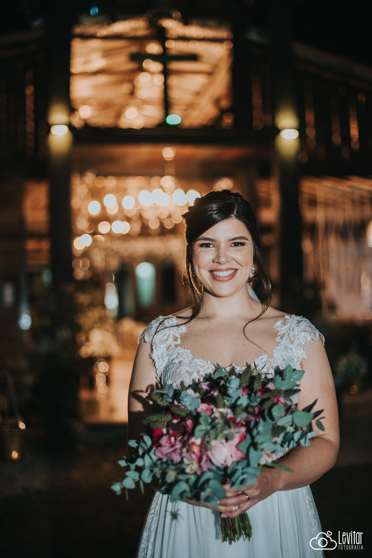  noiva e seu buque Casamento no Recanto Vip