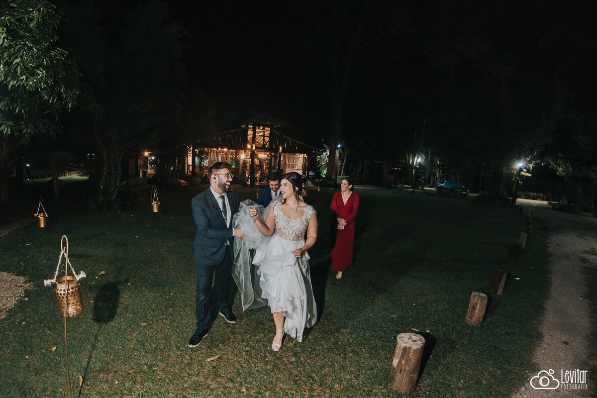 cerimonialista auxiliando a noiva Casamento no Recanto Vip