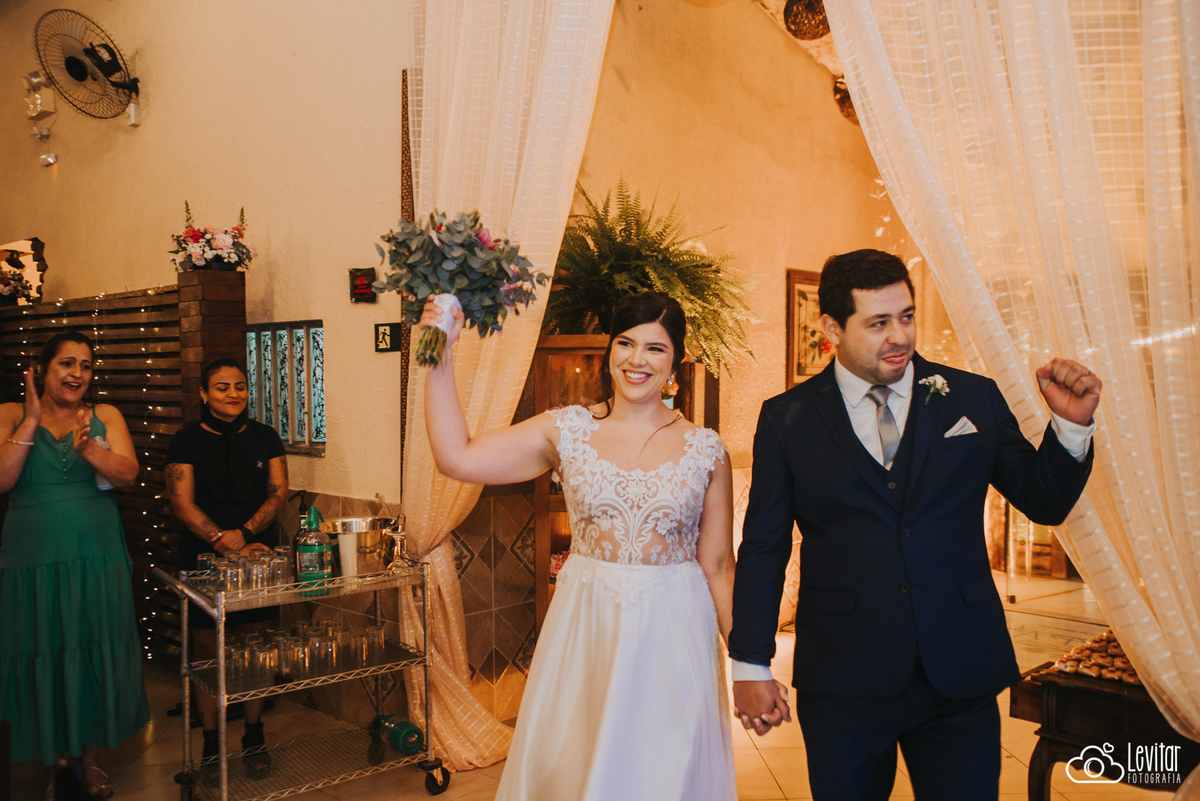 noivos entrando na festa Casamento no Recanto Vip