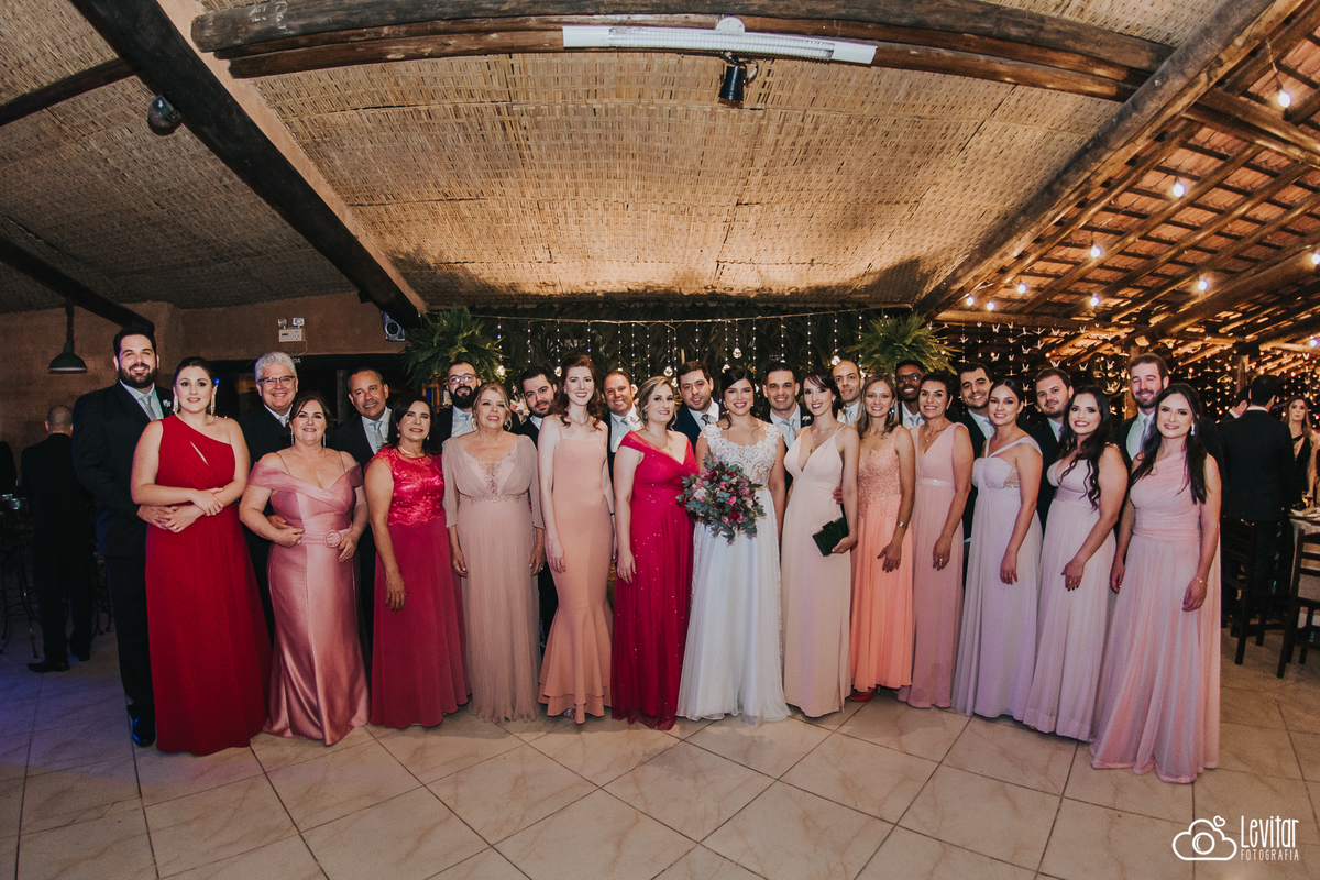 madrinhas de rosa e padrinhos Casamento no Recanto Vip