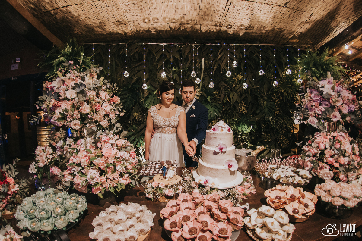 Casamento no Recanto Vip decoração mesa do bolo 