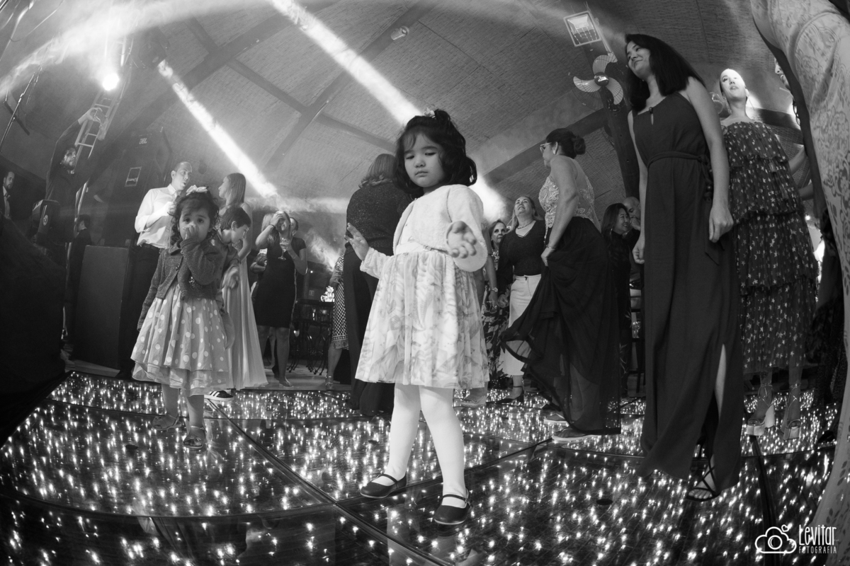 criança dançando Casamento no Recanto Vip