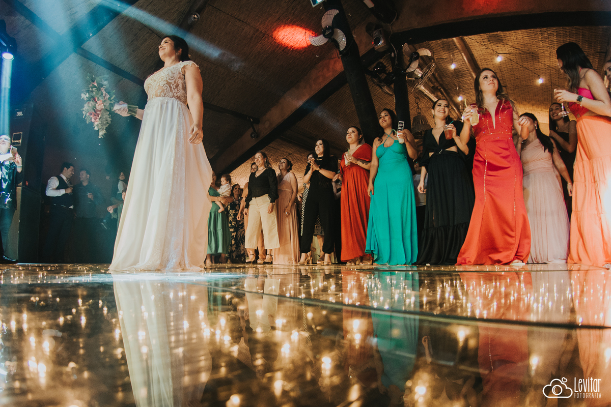 noiva jogando buque Casamento no Recanto Vip