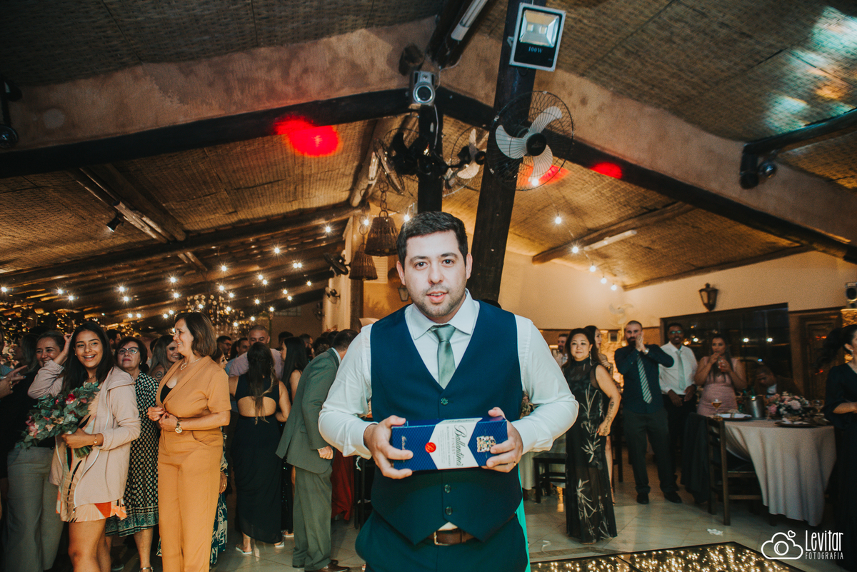 noivo jogando a bebida Casamento no Recanto Vip