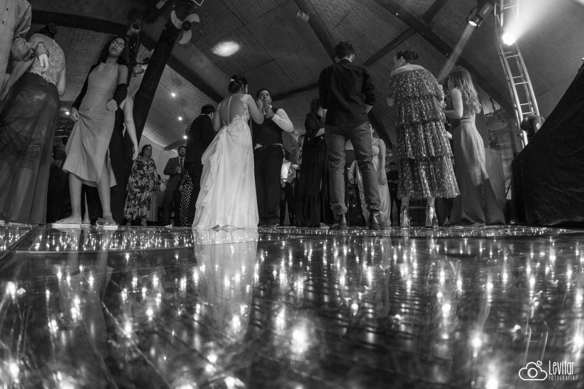 noiva dançando Casamento no Recanto Vip