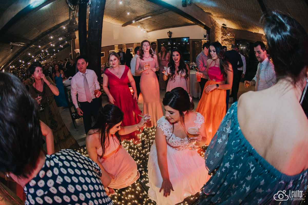 noiva dançando junto com madrinha Casamento no Recanto Vip