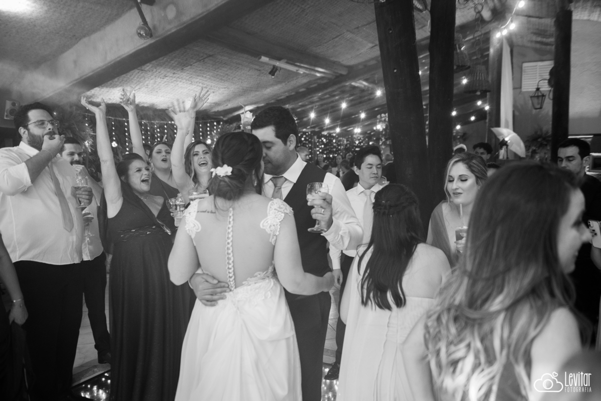 Casamento no Recanto Vip noivos dançando juntos