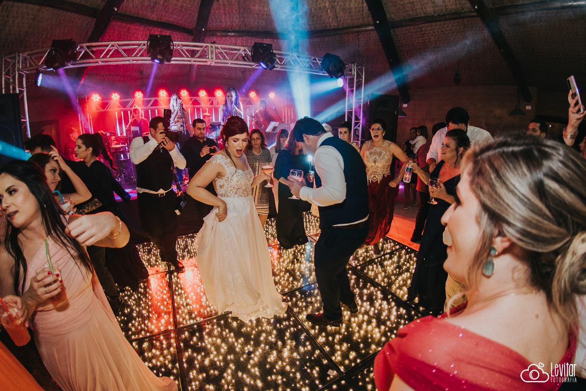 Casamento no Recanto Vip noivos dançando 