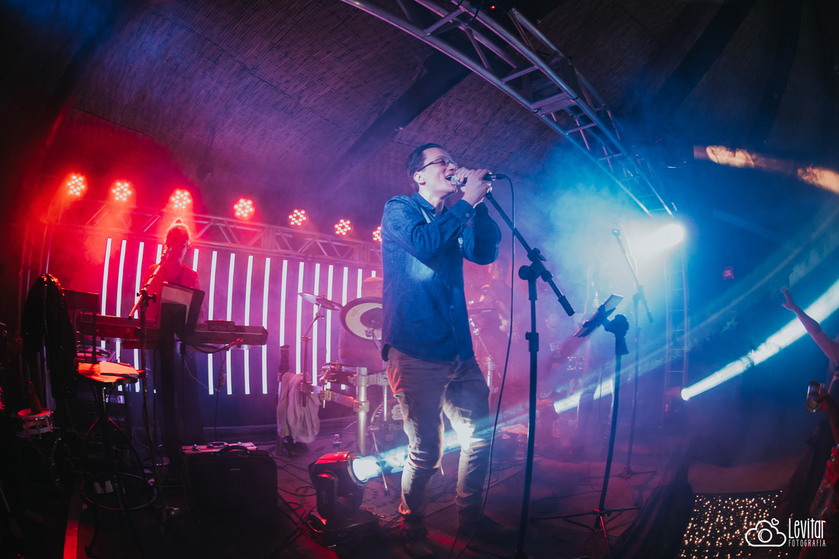 Casamento no Recanto Vip convidado cantando no palco 