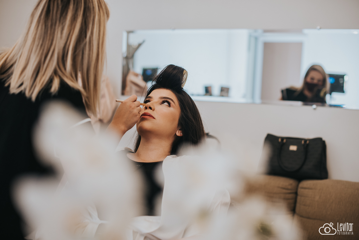 noiva sendo maquiada Casamento no Recanto Vip