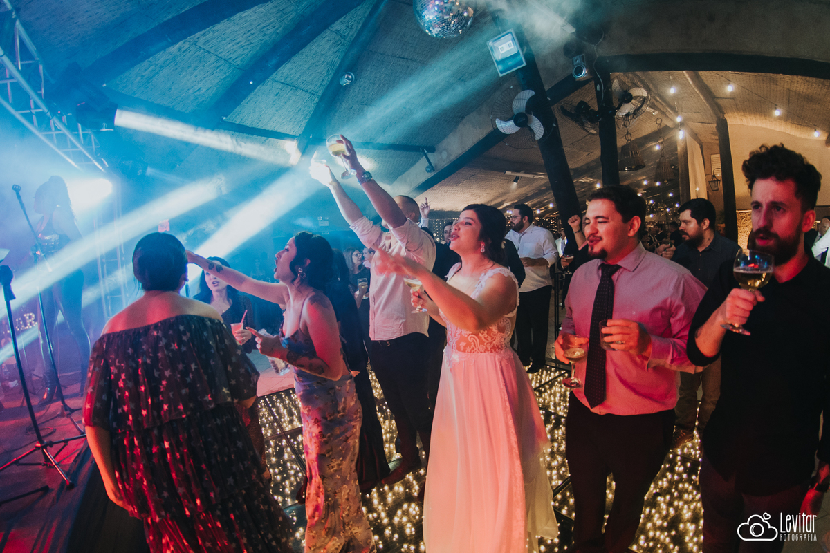 noivos curtindo a festa do Casamento no Recanto Vip