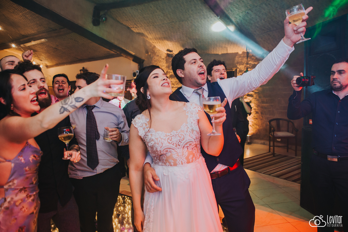 noivo e noiva cantando Casamento no Recanto Vip