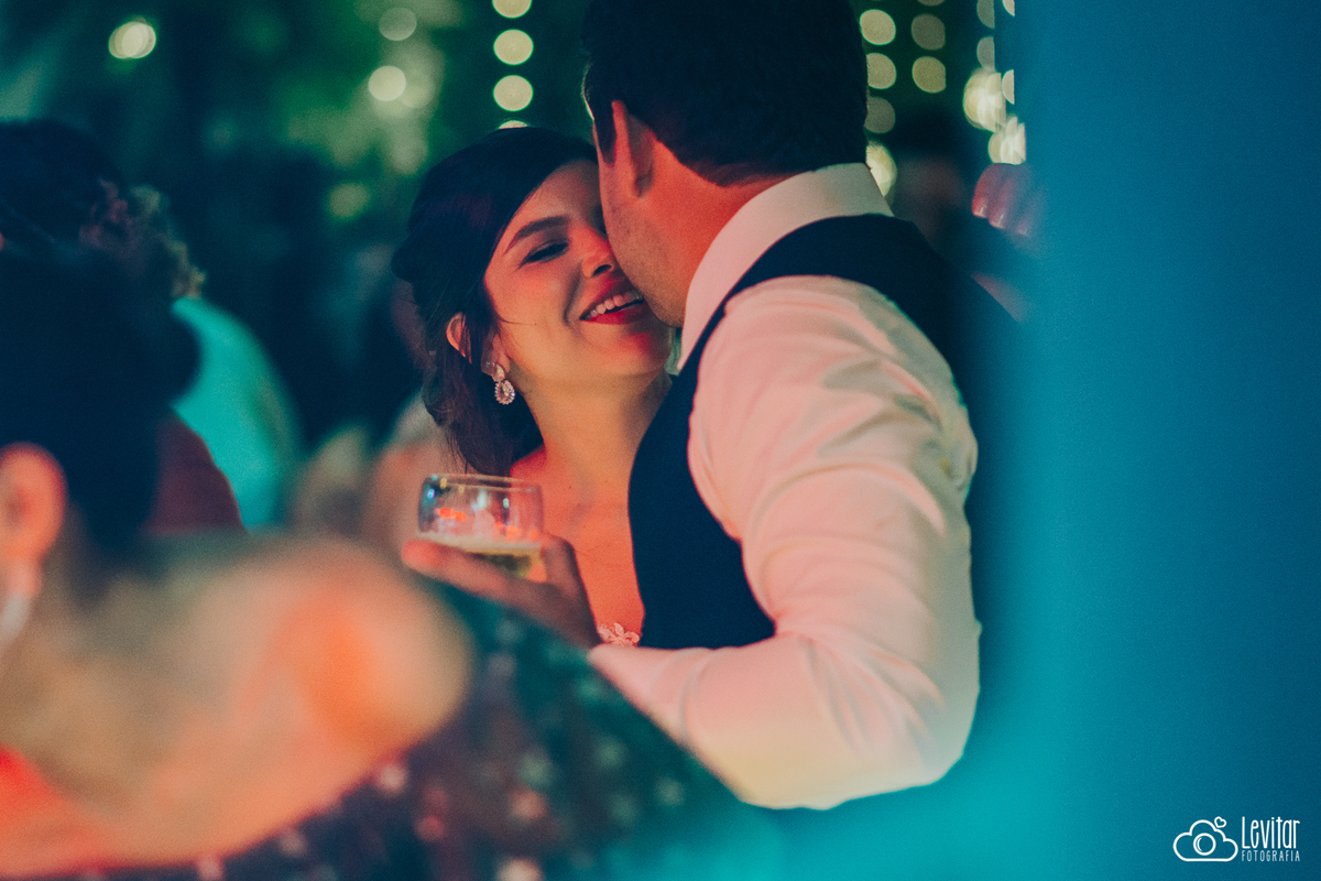 Casamento no Recanto Vip noivos se divertindo 