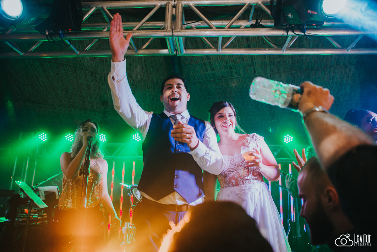 Casamento no Recanto Vip casal sobe no palco 