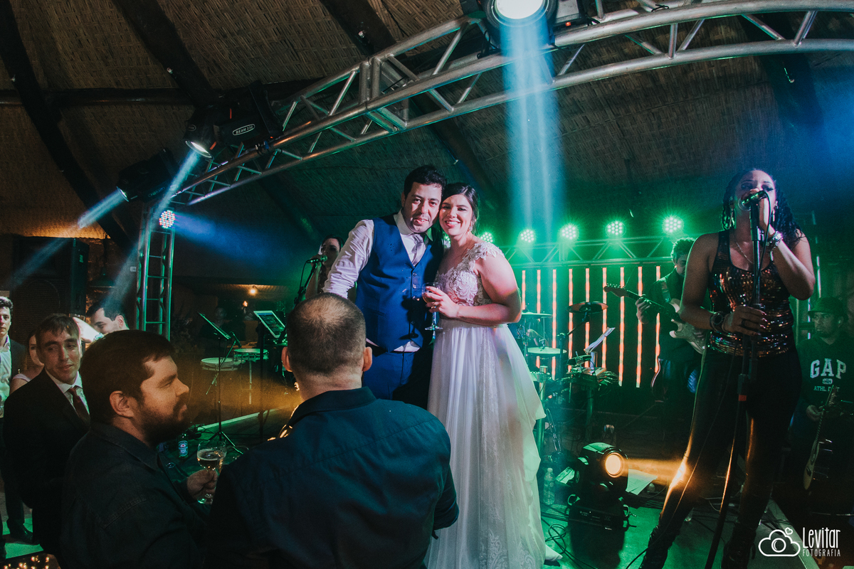 casal no palco Casamento no Recanto Vip
