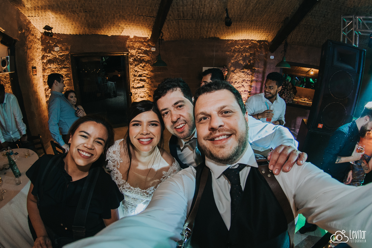 fotografos com os noivos Casamento no Recanto Vip