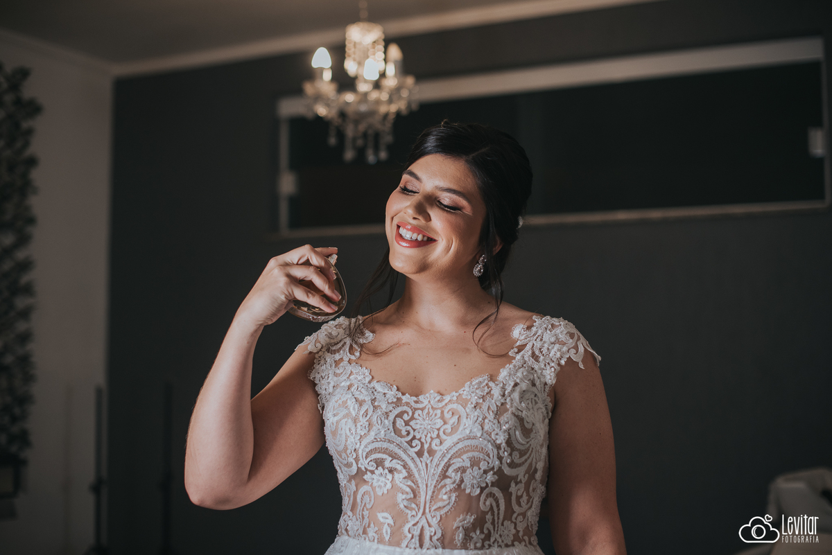 noiva passando perfume Casamento no Recanto Vip