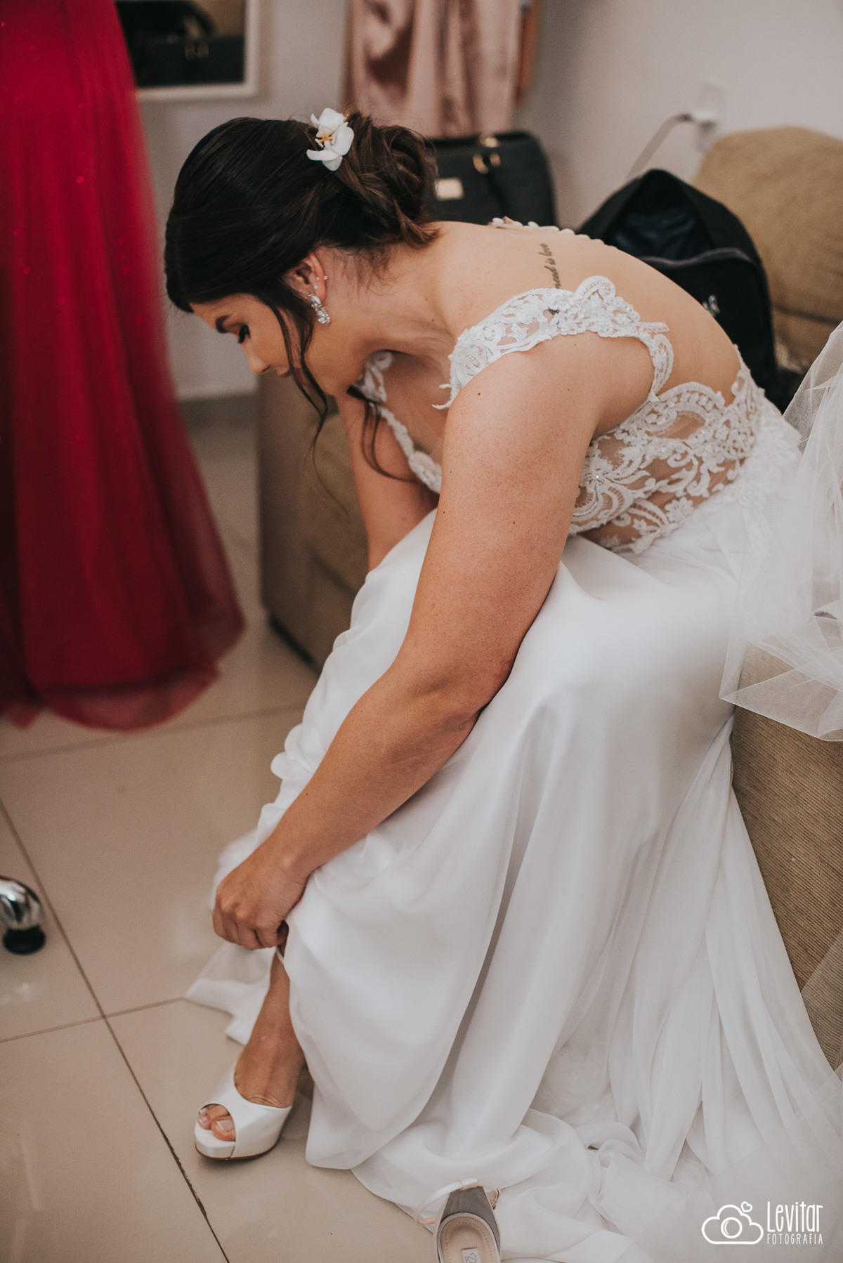 noiva colocando sapato Casamento no Recanto Vip