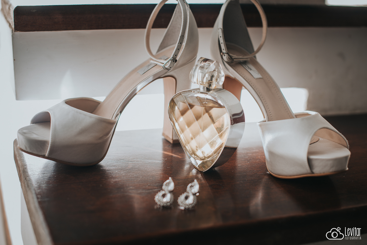 sapato, perfume, brinco, acessórios de noiva Casamento no Recanto Vip