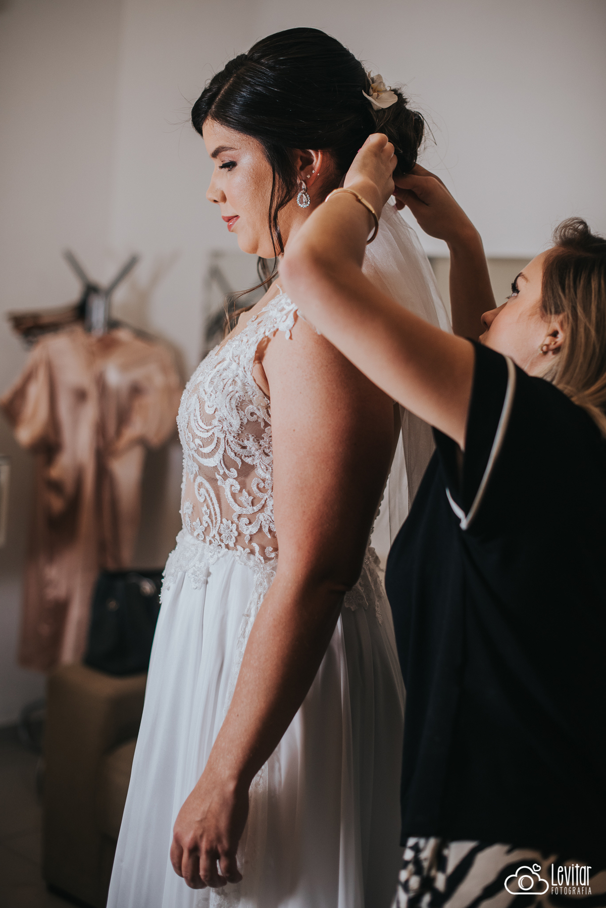 noiva finalizando penteado Casamento no Recanto Vip
