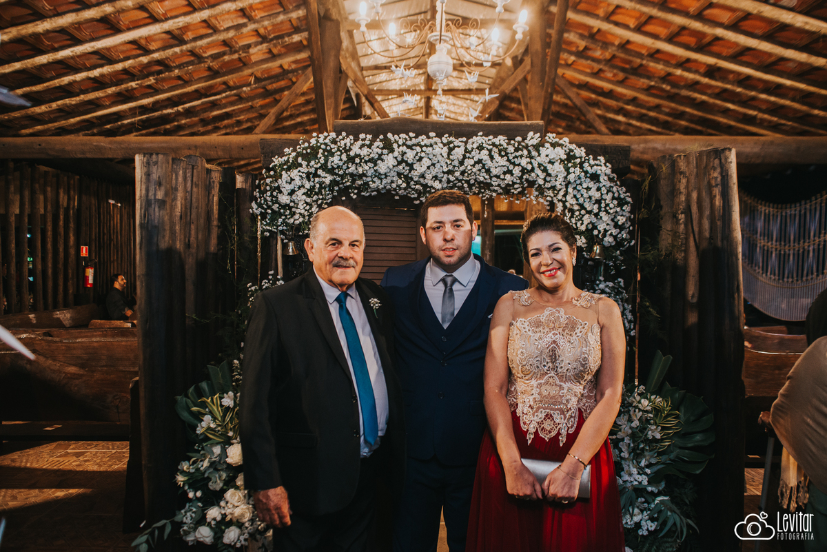 noivo com os pais Casamento no Recanto Vip