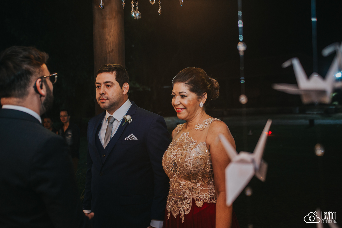 noivo e mãe entrando na capela Casamento no Recanto Vip