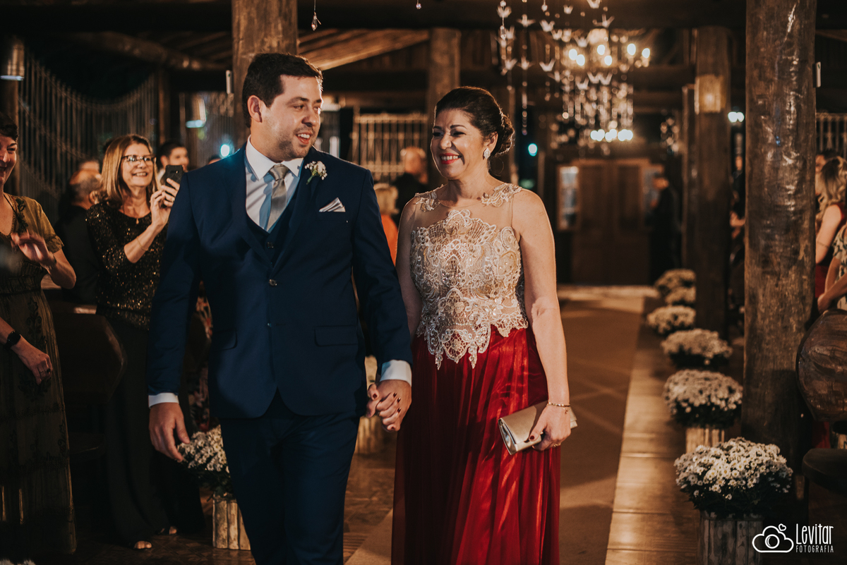 entrada do noivo com sua mãe Casamento no Recanto Vip