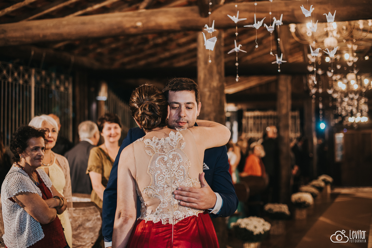 abraço mãe e filho Casamento no Recanto Vip