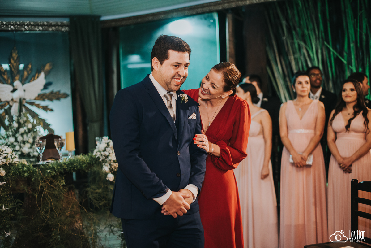 noivo sendo tranquilizado Casamento no Recanto Vip