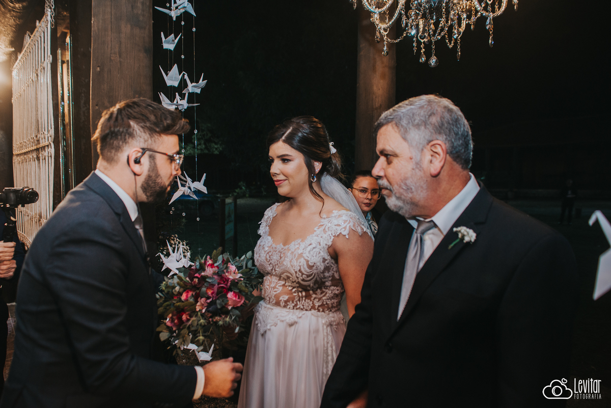 noiva entrando no Casamento no Recanto Vip