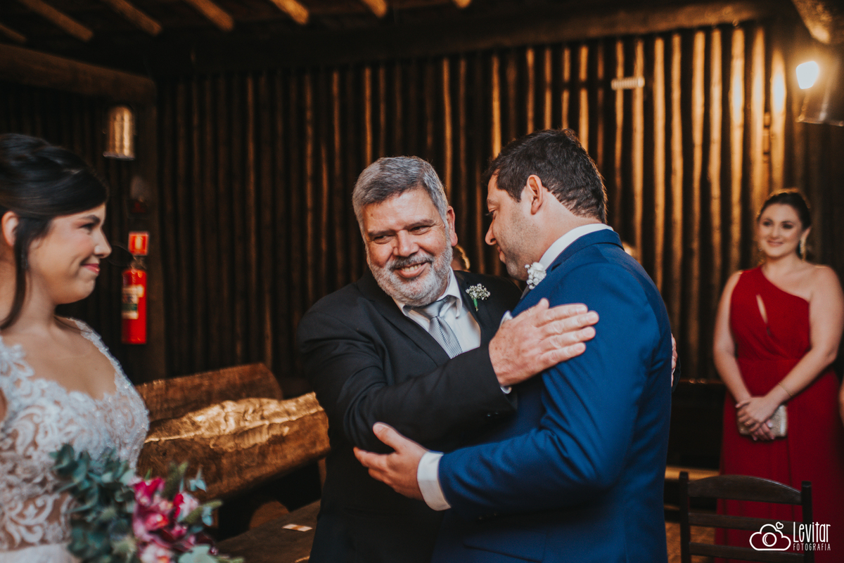 abraço noivo e sogro Casamento no Recanto Vip
