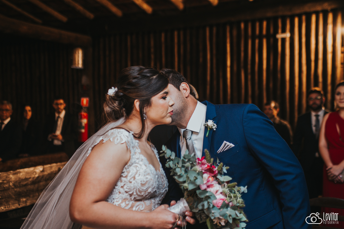 beijo noivos Casamento no Recanto Vip