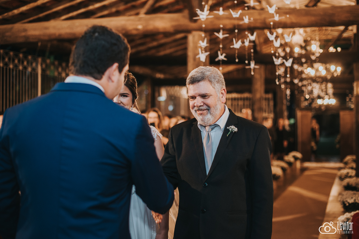 abraço pai da noiva e noivo Casamento no Recanto Vip