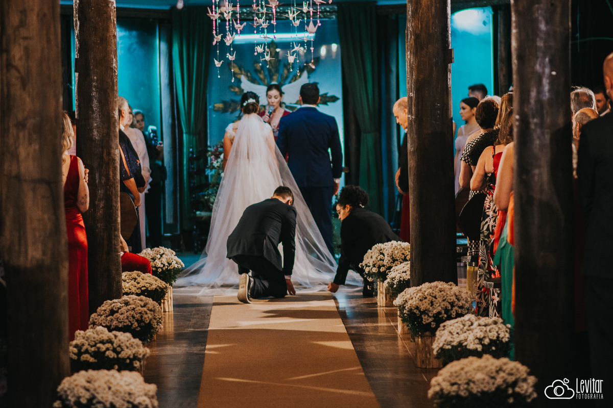 vestido sendo arrumado Casamento no Recanto Vip
