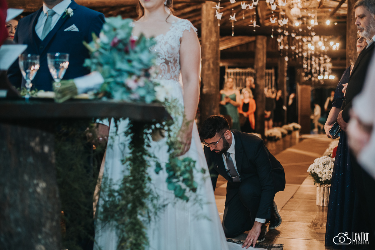 cerimonialista arrumando vestido da noiva Casamento no Recanto Vip