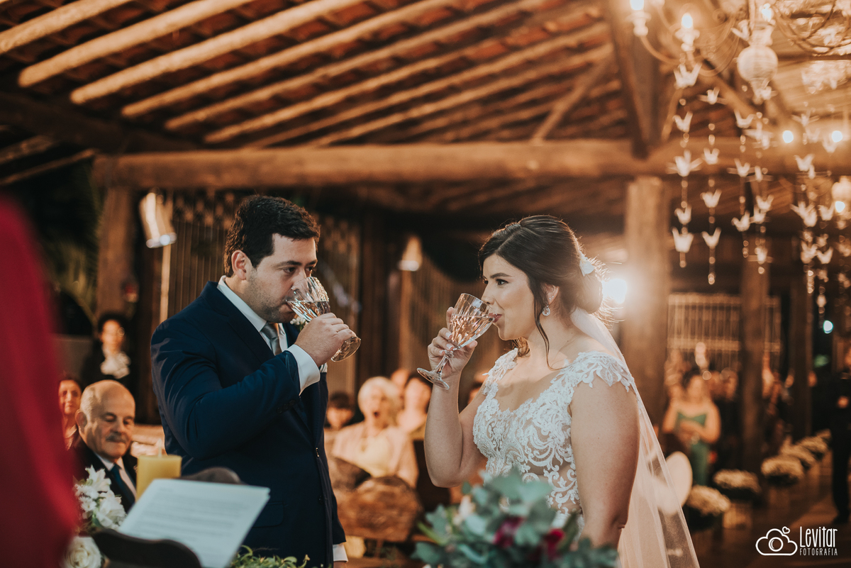 noivos após brinde Casamento no Recanto Vip