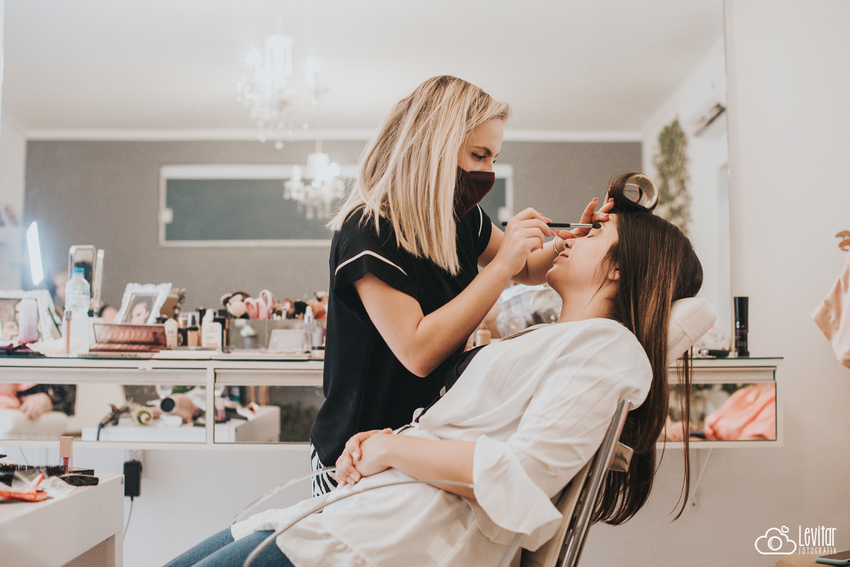 noiva sendo maquiada