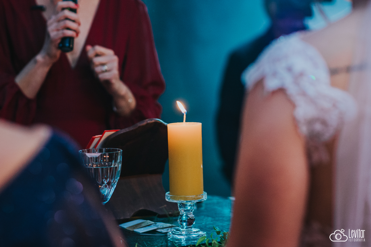 vela acesa na cerimônia das velas