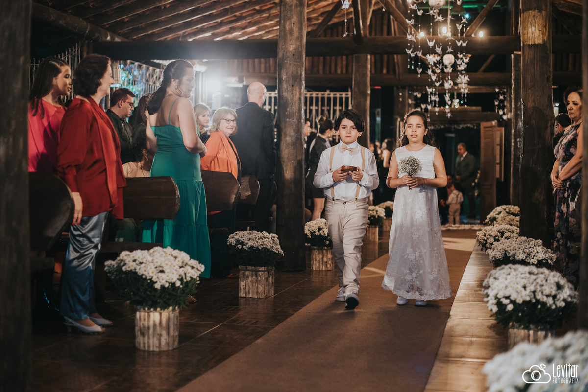 entrada das aliaças Casamento no Recanto Vip