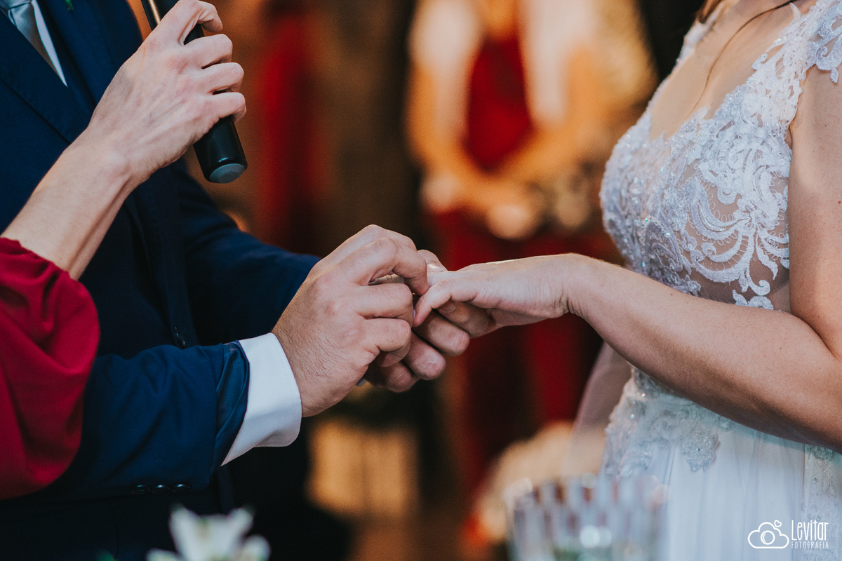 momento colocando aliança Casamento no Recanto Vip