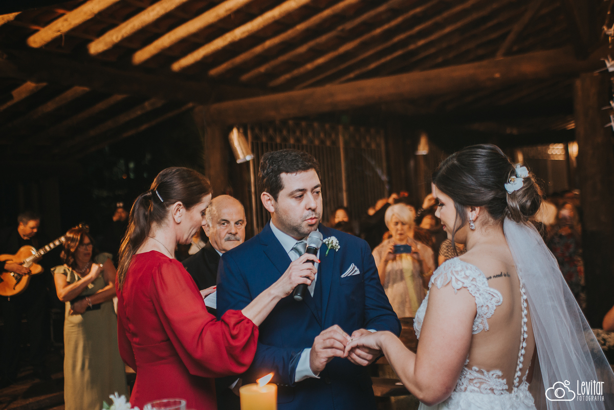 noivo coloca a aliança Casamento no Recanto Vip