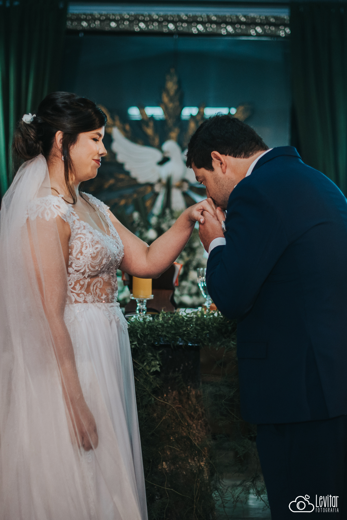 noivo beija a aliança Casamento no Recanto Vip