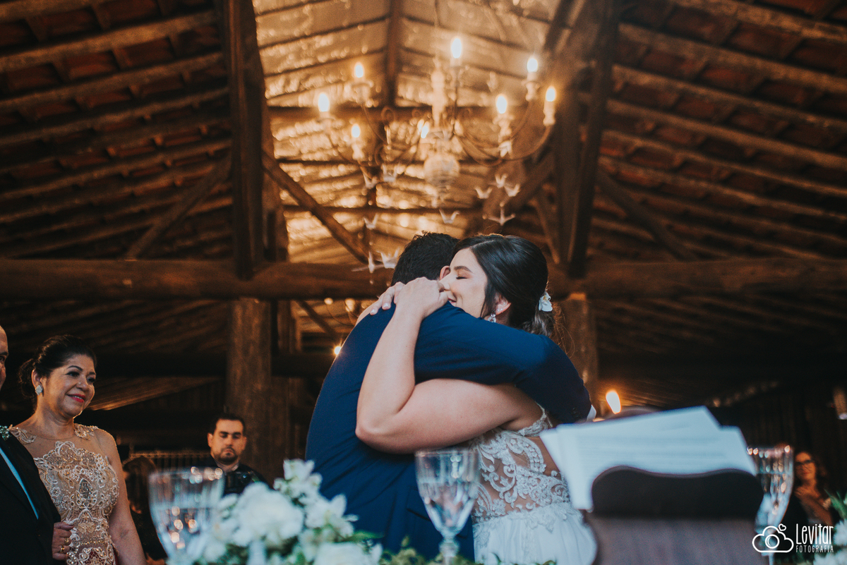 abraço dos noivos Casamento no Recanto Vip