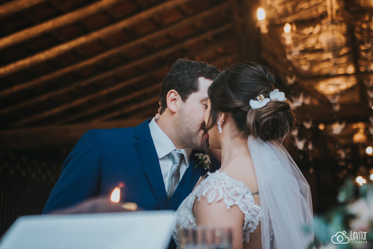 beijo dos noivos Casamento no Recanto Vip