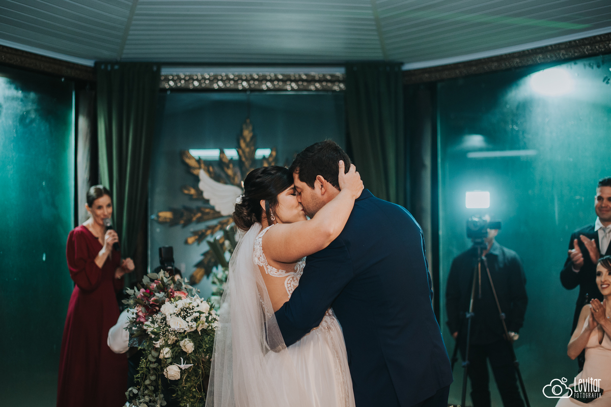 beijo recem casados Casamento no Recanto Vip