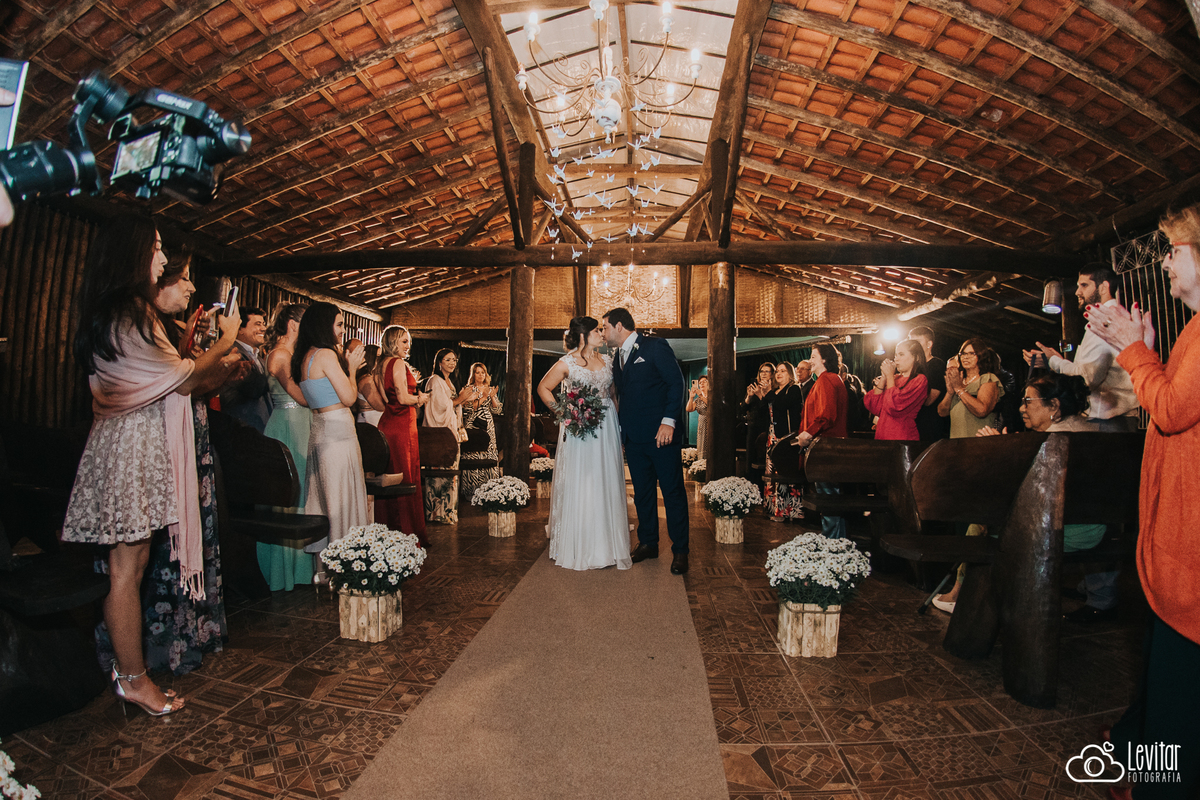 beijo na saida dos noivos