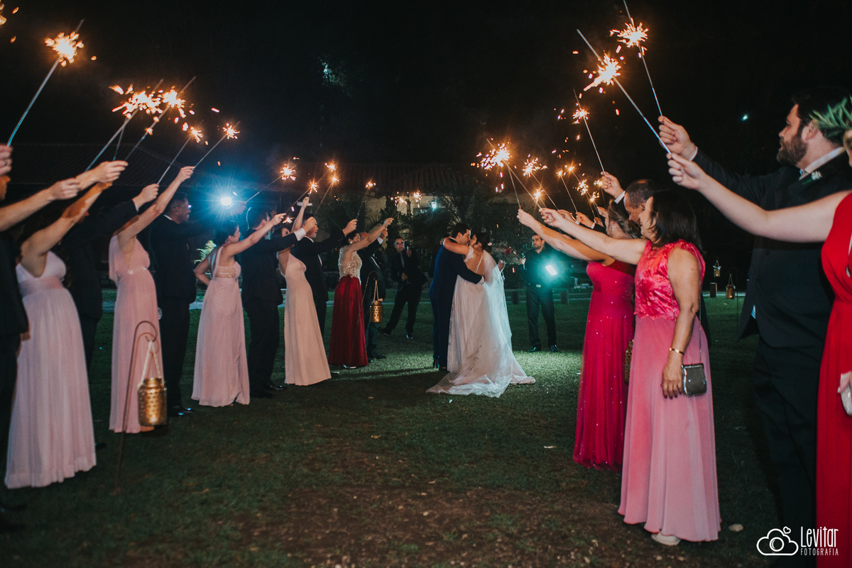 saida dos noivos e beijo Casamento no Recanto Vip