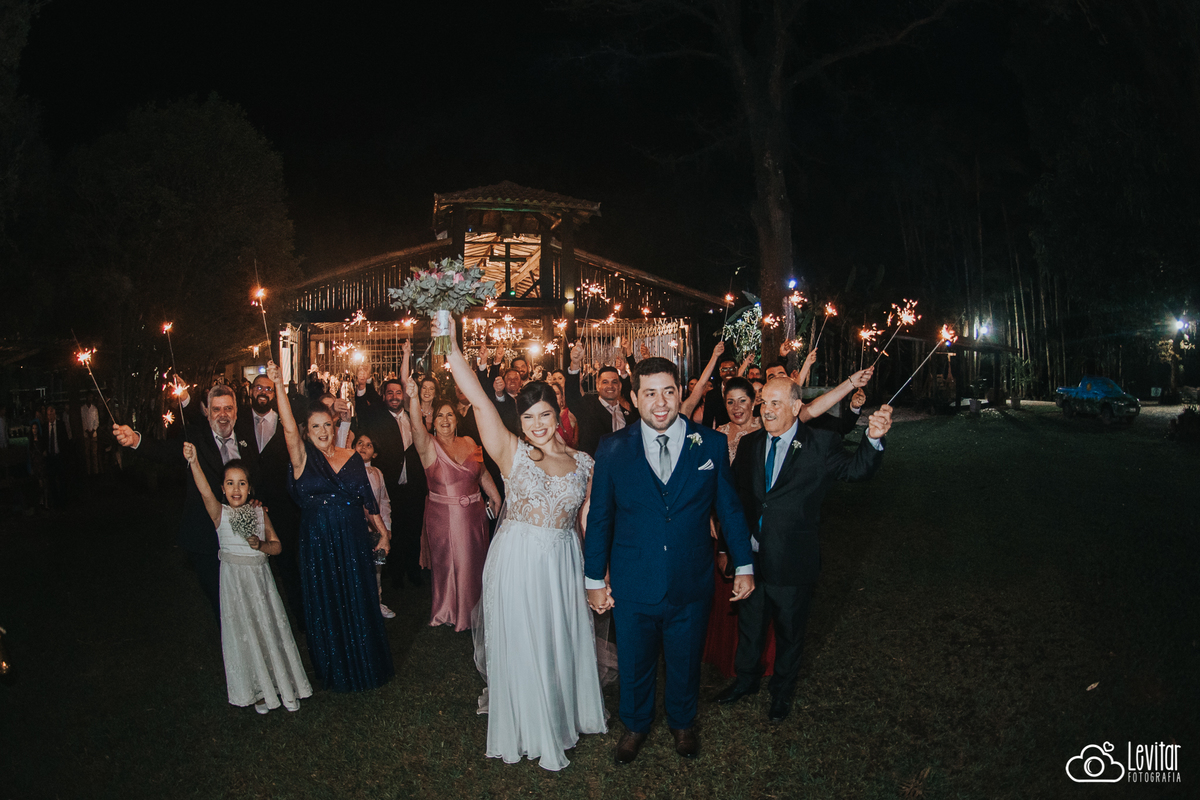 saida dos noivos com sparkles Casamento no Recanto Vip